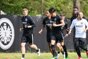 法兰克福发布备战花絮，集结日完成体检，德甲任务艰巨，纪律约束更严格 